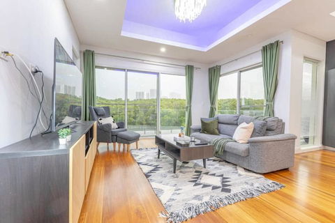 Glamorous 5BD House W Water View In Melrose Park - Accommodation Noosa 0