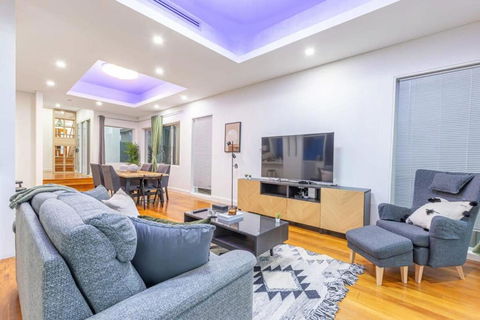 Glamorous 5BD House W Water View In Melrose Park - Accommodation Noosa 2
