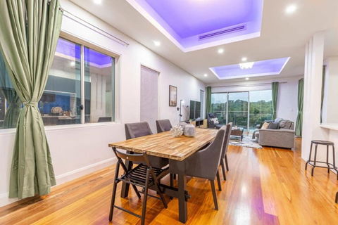 Glamorous 5BD House W Water View In Melrose Park - Accommodation Noosa 3