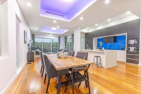 Glamorous 5BD House W Water View In Melrose Park - Accommodation Noosa 4