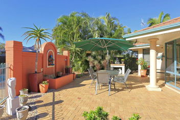 Golden Cane Bed & Breakfast with Accommodation Noosa