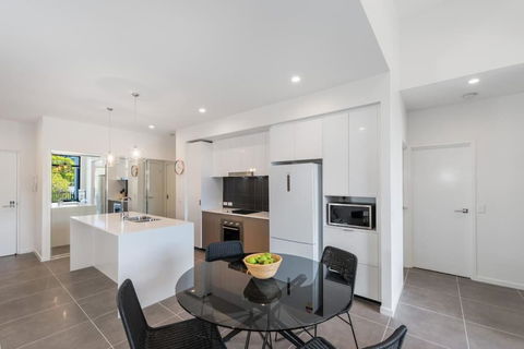H6B - Round About Bulimba - Accommodation Noosa 0