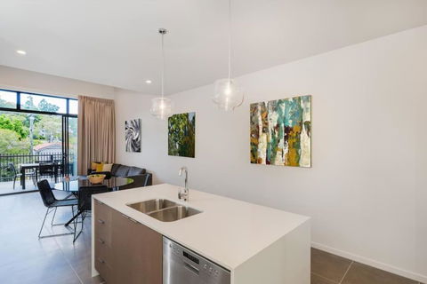 H6B - Round About Bulimba - Accommodation Noosa 1