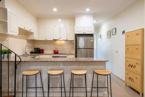 Hip Inner-City Living In Vibrant Erskineville - Accommodation Noosa 2