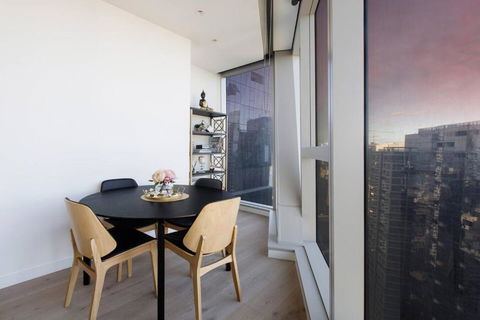 Iconic High-view Oasis Between Docklands And CBD - Accommodation Noosa 2