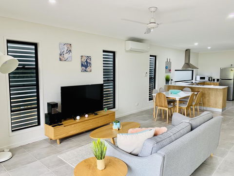 AIRLIE BEACH Delight. Hop, Skip Jump To Everything - Accommodation Noosa 0