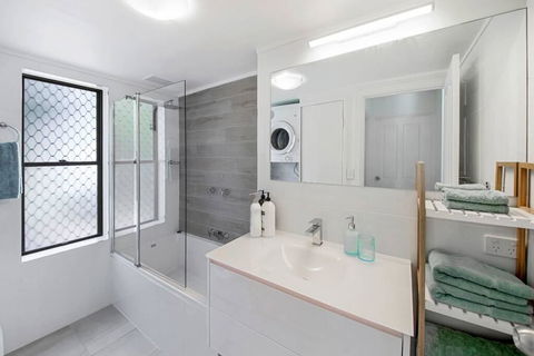 Amazing Modern Apartment On The Canal - Accommodation Noosa 3