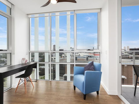 As The Sun Sets - Modern And Spacious 2BR Zetland Apartment Facing The Setting Sun - Accommodation Noosa 3