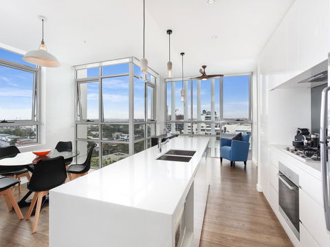 As The Sun Sets - Modern And Spacious 2BR Zetland Apartment Facing The Setting Sun - Accommodation Noosa 2