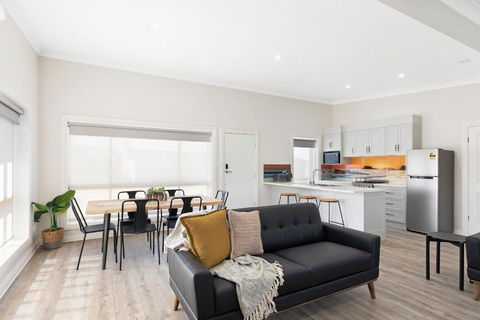 Luxury Apartments And Motel Rooms - Free Wifi - Close To Beach - Accommodation Noosa 0