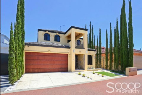 LUXURY VILLA W POOL & SPAS - Accommodation Noosa 3