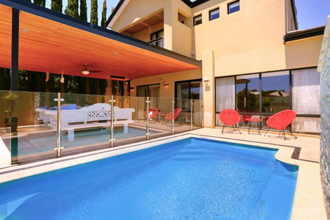 LUXURY VILLA W POOL & SPAS - Accommodation Noosa 0