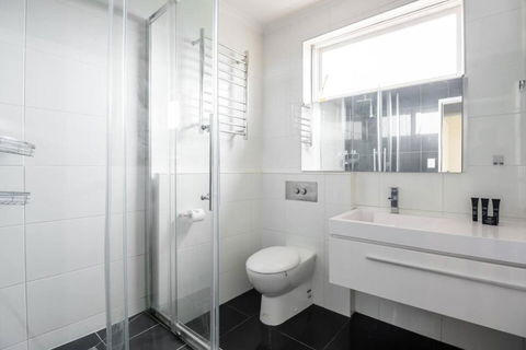 Maddox, 5min Walk To Train With Netflix And Parking - Accommodation Noosa 2