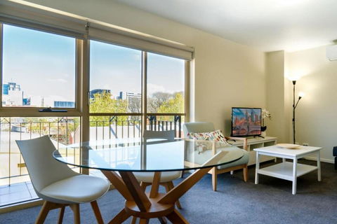 MadeComfy Spacious CBD Apartment In Prime Location - Accommodation Noosa 0