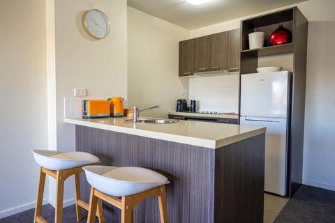 MadeComfy Spacious CBD Apartment In Prime Location - Accommodation Noosa 3