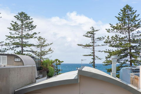 MadeComfy Trendy Apartment On Dee Why Beach - Accommodation Noosa 2