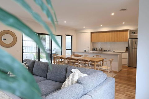 Madeley Family Getaway- Sleeping 8, Central, Aircon, Close To Shops, Beach, Parks, Spacious - Accommodation Noosa 0