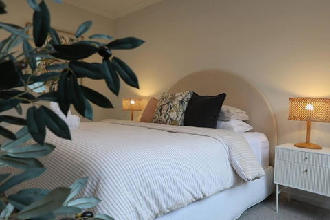 Madeley Family Getaway- Sleeping 8, Central, Aircon, Close To Shops, Beach, Parks, Spacious - Accommodation Noosa 1