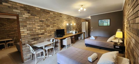 Magdala Motor Lodge & Lakeside Restaurant - Accommodation Noosa 3