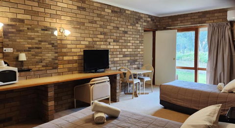 Magdala Motor Lodge & Lakeside Restaurant - Accommodation Noosa 2