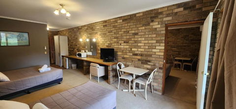 Magdala Motor Lodge & Lakeside Restaurant - Accommodation Noosa 1