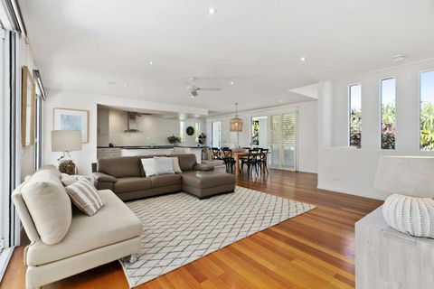 Maher Tce Stately Residence With Beach Side Charm - Accommodation Noosa 0