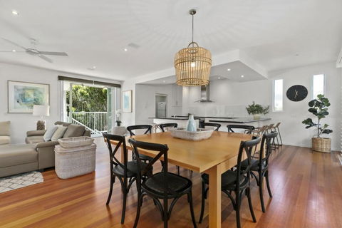 Maher Tce Stately Residence With Beach Side Charm - Accommodation Noosa 1