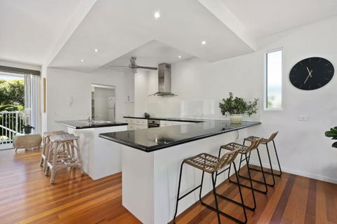 Maher Tce Stately Residence With Beach Side Charm - Accommodation Noosa 2