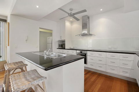 Maher Tce Stately Residence With Beach Side Charm - Accommodation Noosa 3