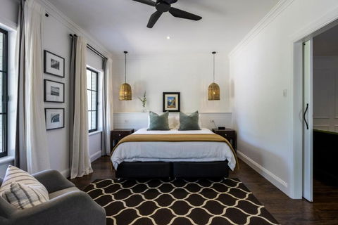 MAIN STREET RETREAT - King BRs, Comp Minibar, Breakfast Prov, Fireplaces - Accommodation Noosa 1