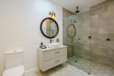 MAIN STREET RETREAT - King BRs, Comp Minibar, Breakfast Prov, Fireplaces - Accommodation Noosa 2