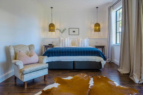 MAIN STREET RETREAT - King BRs, Comp Minibar, Breakfast Prov, Fireplaces - Accommodation Noosa 0