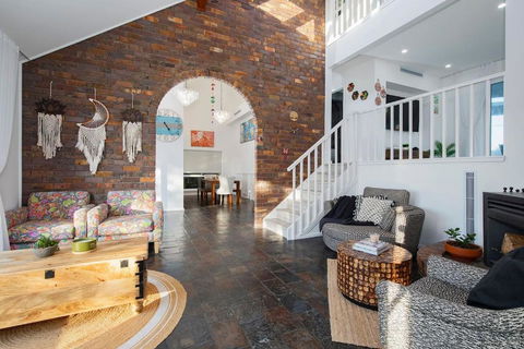 Manor Del Monte - Poolside Bliss And Oceanfront Oasis - Accommodation Noosa 2