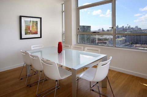 Moore To See - Modern And Spacious 3BR Zetland Apartment With Views Over Moore Park - Accommodation Noosa 1