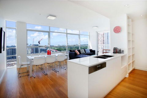 Moore To See - Modern And Spacious 3BR Zetland Apartment With Views Over Moore Park - Accommodation Noosa 3