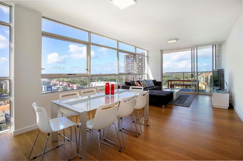 Moore To See - Modern And Spacious 3BR Zetland Apartment With Views Over Moore Park - Accommodation Noosa 0