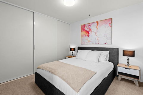 Modern 1-Bed & City Views, Steps From Racecourse - Accommodation Noosa 1
