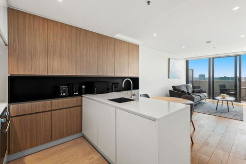 Modern 1-Bed & City Views, Steps From Racecourse - Accommodation Noosa 2