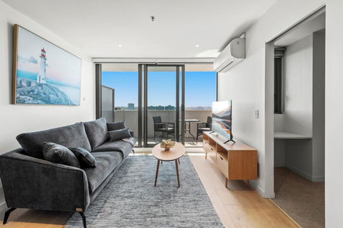 Modern 1-Bed & City Views, Steps From Racecourse - Accommodation Noosa 3