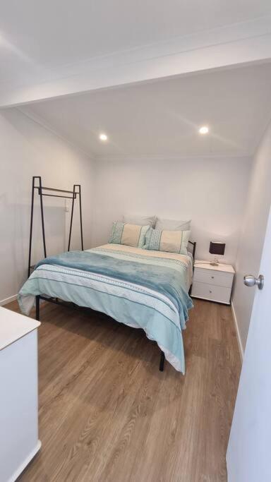 Modern 1 Bedroom Studio Free Parking Close To CBD - Accommodation Noosa 2