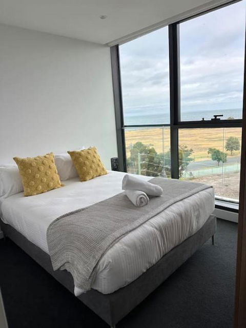 Modern 2 BRM Apt In Williamstown - Accommodation Noosa 3