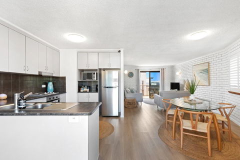 Modern 2BR Beachside Apartment - Kings Beach - Accommodation Noosa 2
