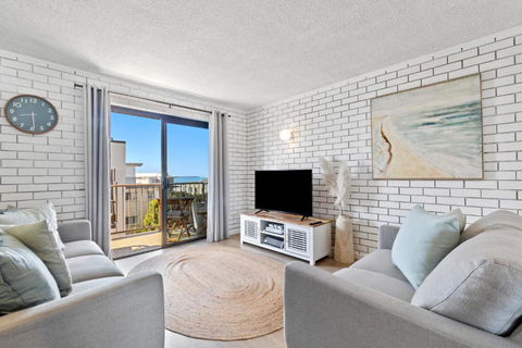Modern 2BR Beachside Apartment - Kings Beach - Accommodation Noosa 3