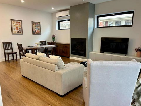 Modern Home - Gr8 4 Groups - Accommodation Noosa 0