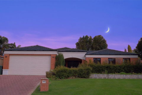 Modern Retro House Nr Airport 6Bedrooms Yard N Parking - Accommodation Noosa 0