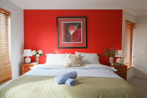 Modern Retro House Nr Airport 6Bedrooms Yard N Parking - Accommodation Noosa 1
