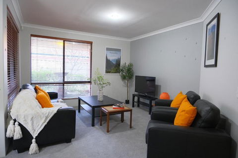 Modern Retro House Nr Airport 6Bedrooms Yard N Parking - Accommodation Noosa 3