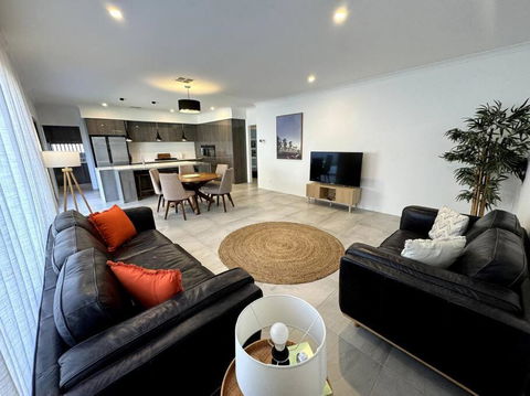 Modern Stylish 4 Bed 2b House Close To The Beach, Whole Home !! - Accommodation Noosa 3
