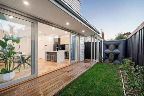 Modern Stylish Home - Walk To Beach - Accommodation Noosa 1