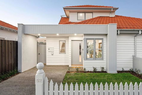 Modern Stylish Home - Walk To Beach - Accommodation Noosa 3